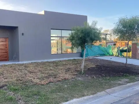 Casa a estrenar c/pileta Barrio San Ramón Pilar del Este