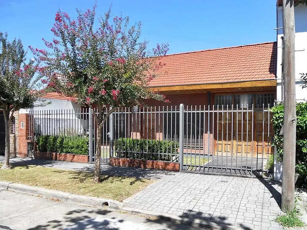 VENTA CASA 4 AMBIENTES EN VILLA ADELINA