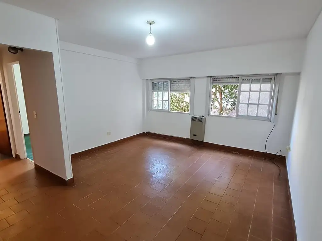 Departamento en alquiler en Acassuso, dos ambientes interno, con patio.