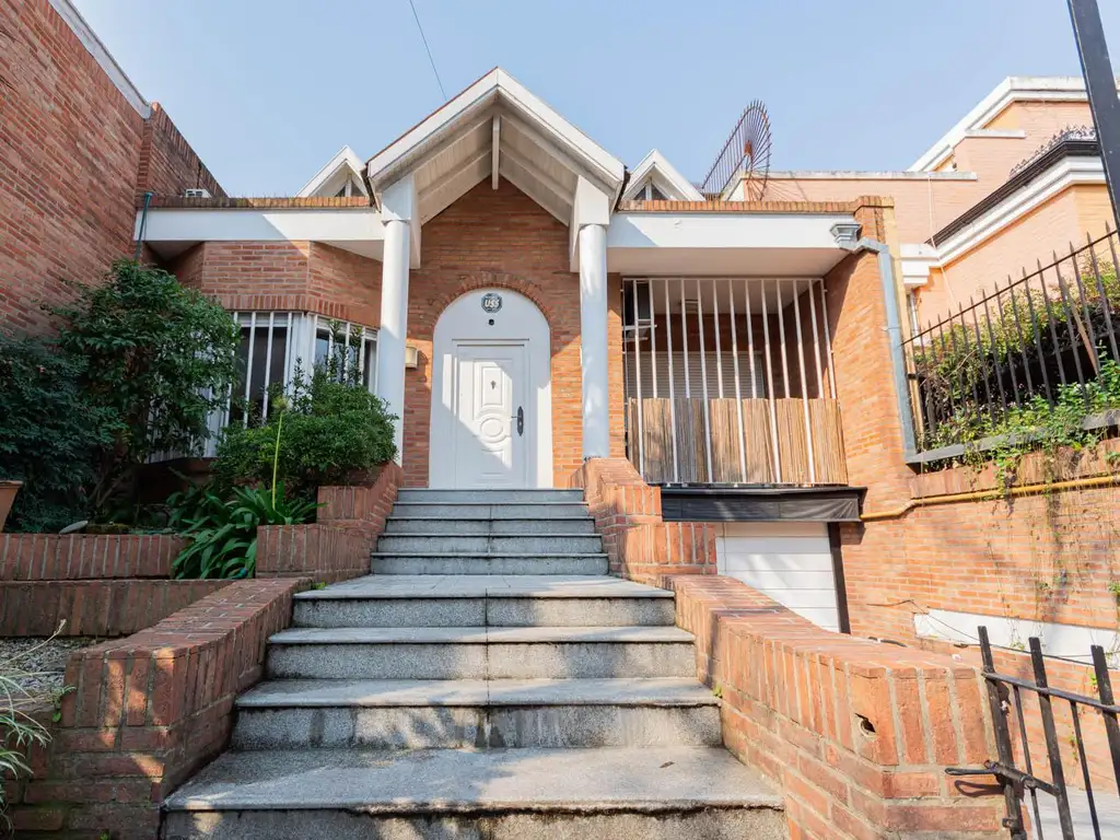 Muy linda casa en Belgrano Chico con pileta y cochera