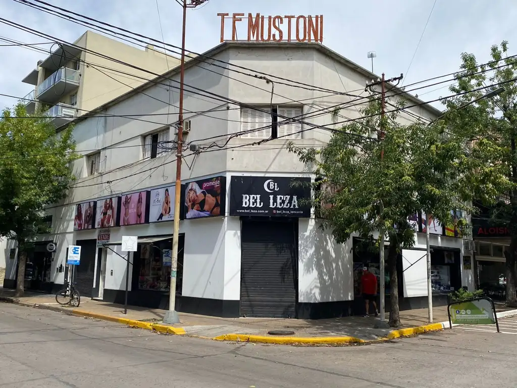 En venta   Prestigiosa esquina en el corazón céntrico de Mercedes Buenos Aires