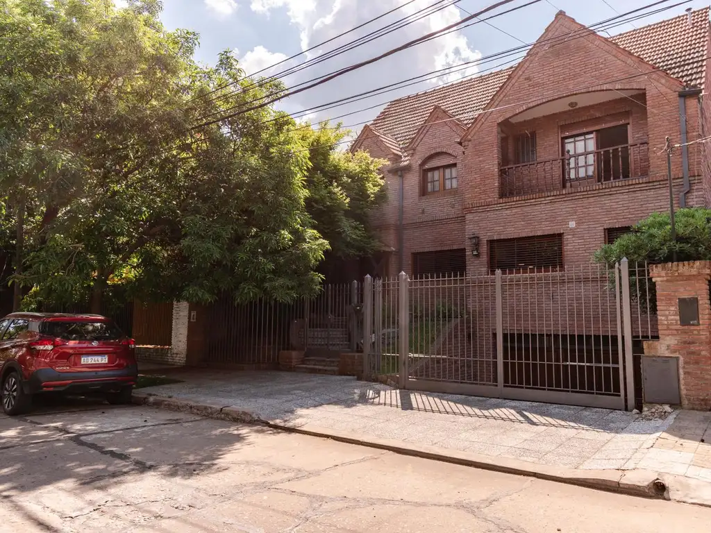 SENSACIONAL CASA EN EL MEJOR SECTOR DE MARTINEZ, DE AV. LIBERTADOR AL RIO.