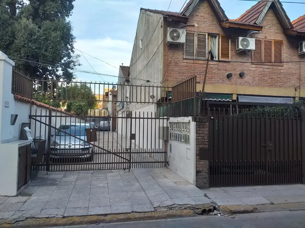 VENTA DE DUPLEX 3 AMBIENTES CON ALTILLO Y ESPACIO COCHERA