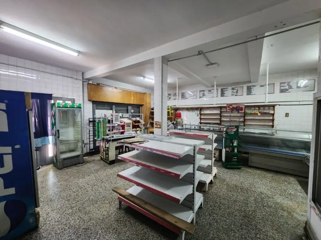 LOCAL COMERCIAL CON MOBILIARIO SOBRE AVENIDA