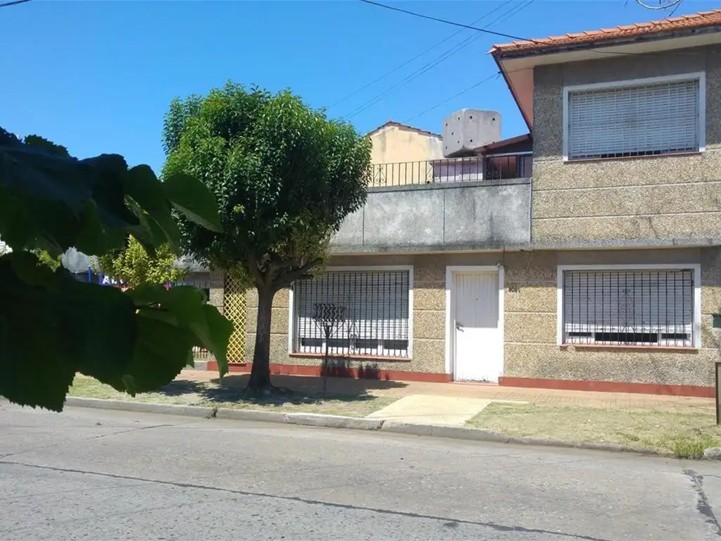 CASA 3 DORMITORIOS CON GARAGE Y PARQUE, SUP.140 m2 sobre Lot