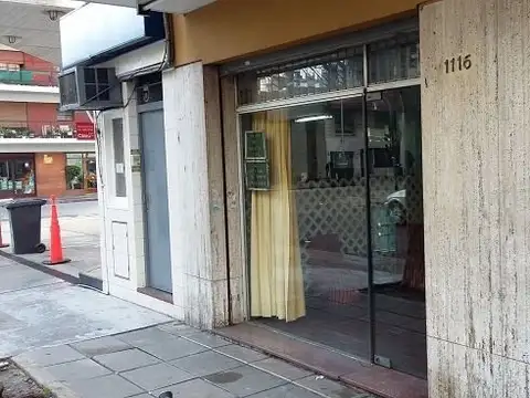 Local en muy buen estado con 2 baños, patio y cocina con gas