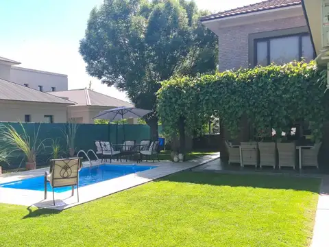 CASA EN BARRIO PUEYRREDON CON PISCINA