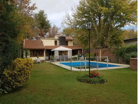 VENDE CASA CON PISCINA, SOLARIUM Y QUINCHO EN CHACRAS DE COR