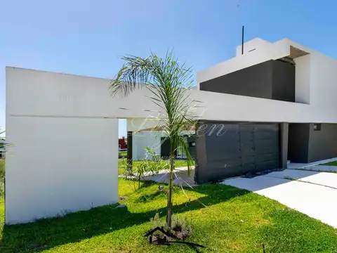 Casa en Venta - 4 dormitorios - USD 320.000