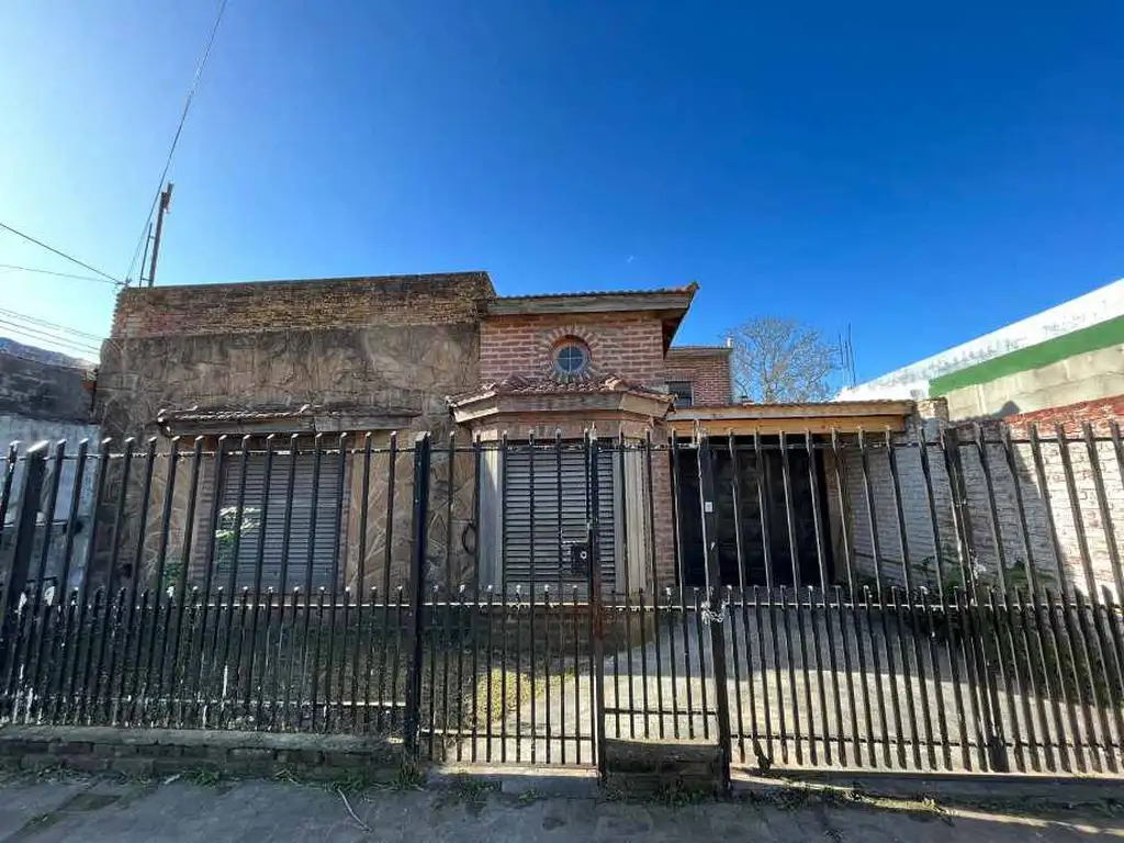 CASA 4 AMBIENTES CON PILETA EN VENTA - MORENO