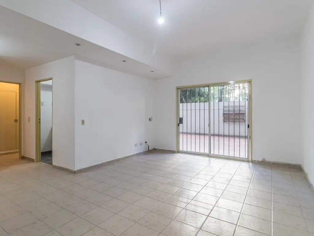 Departamento de 2 Ambientes en Venta. Patio. Cochera. Seguridad 24hs. Flores.