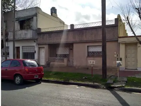 Casa con 3 dormitorios, patio y terraza en Avellaneda.