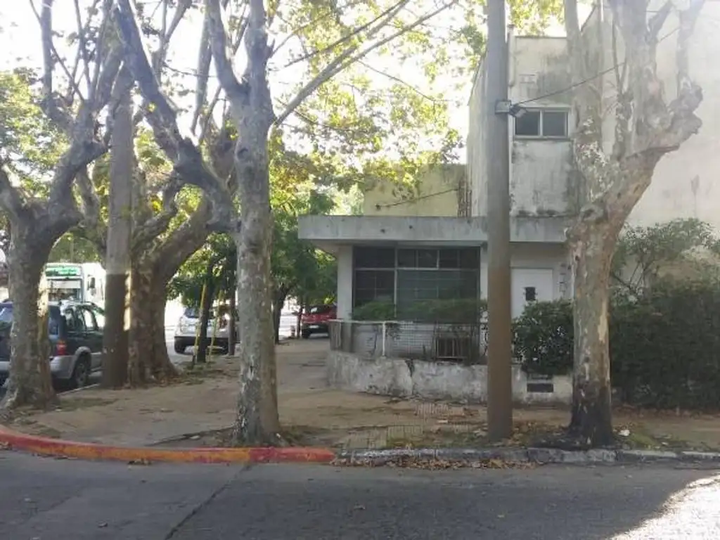 Casa en venta a reciclar en Quilmes Residencial. Lote de 272