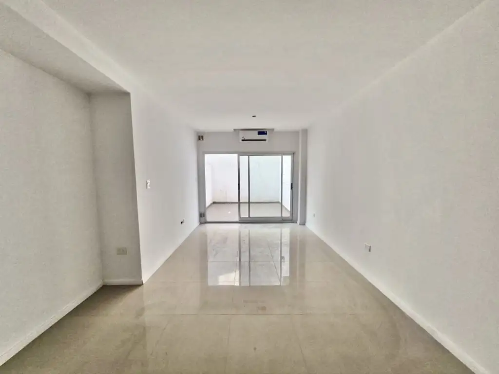 Venta monoambiente con patio a estrenar