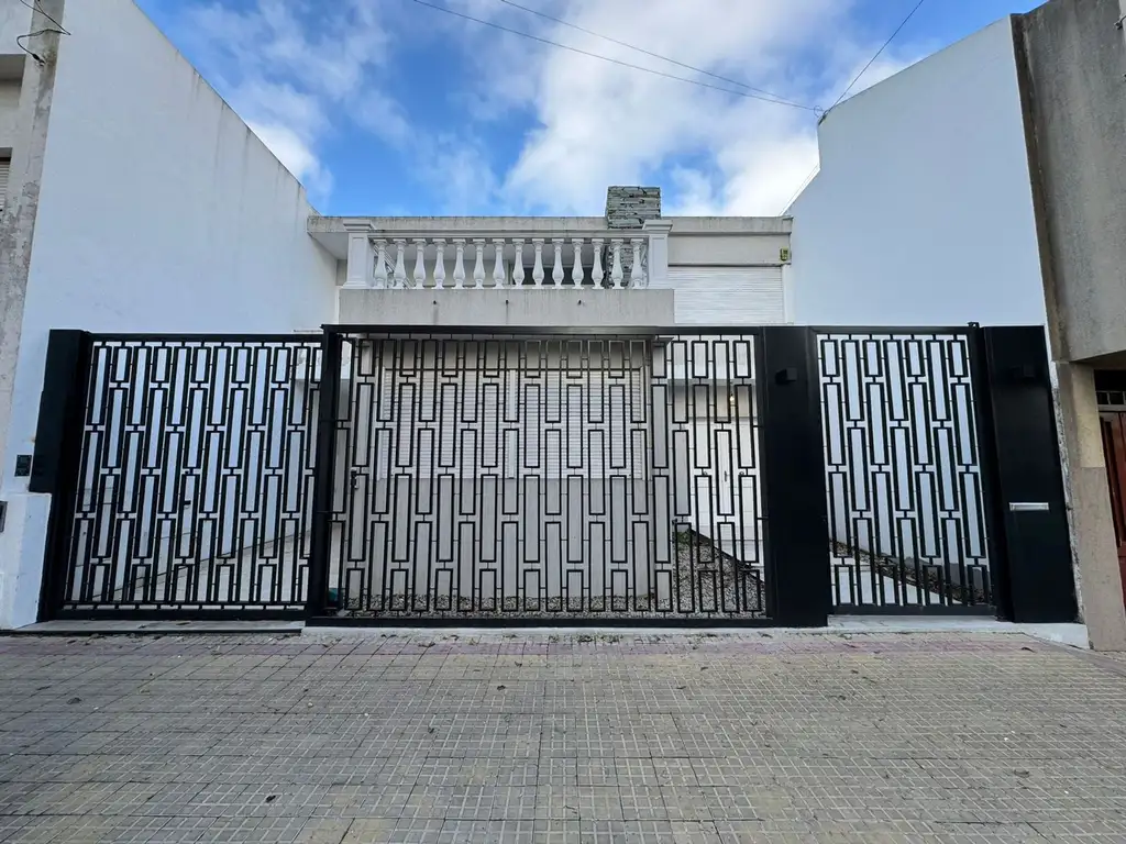 Casa venta La Plata 3 dormitorios cochera pileta