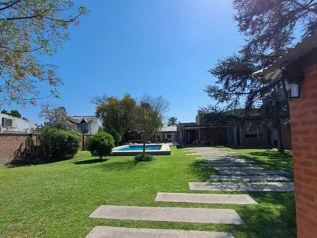 Casa con pileta en el centro de General Rodríguez