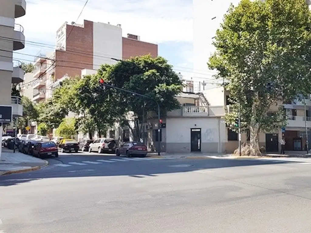 Excelente esquina en destacada ubicación.