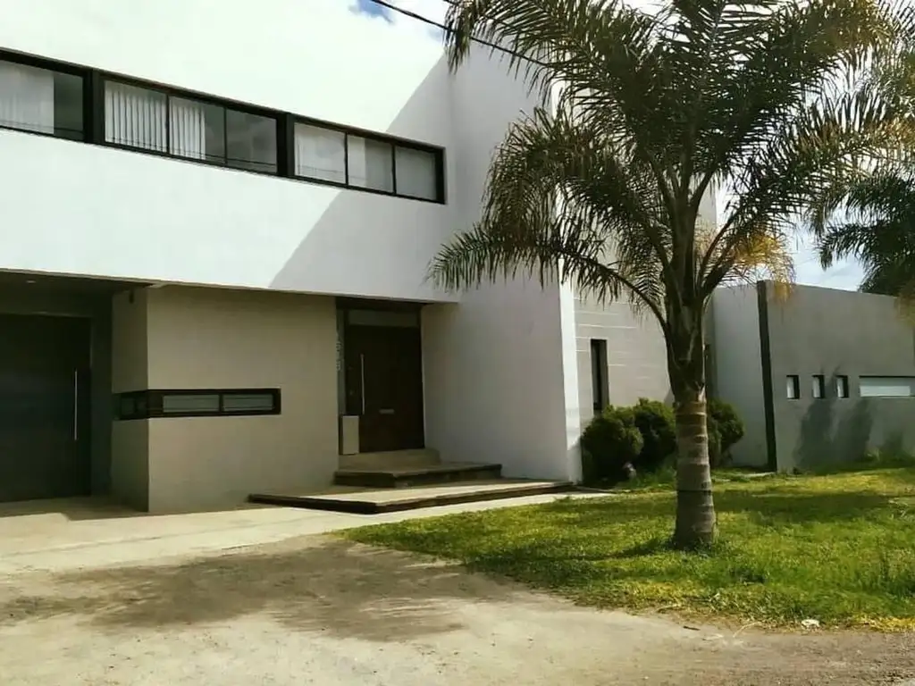 Amplia Casa en zona residencial