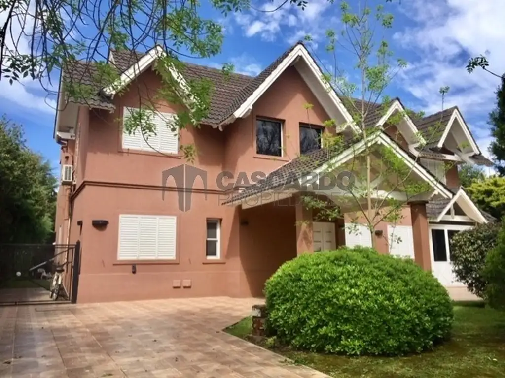 Chalet de 5 ambientes con piscina en barrio privado El Lauquen Club de Campo