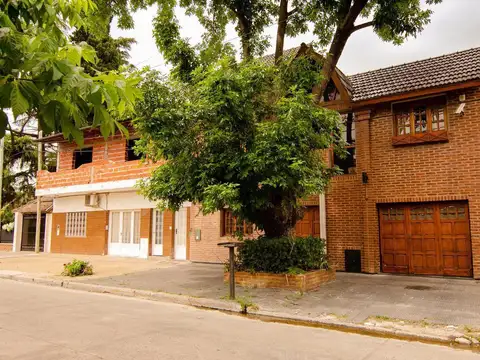 Casa venta 4 dormitorios  4 baños 3 cocheras 600mts2 totales - Ringuelet