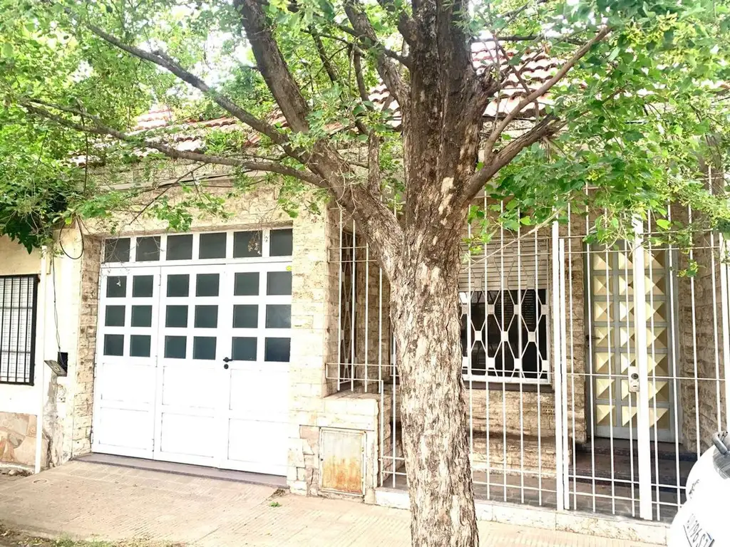 Casa tres dormitorios, cochera, patio, venta