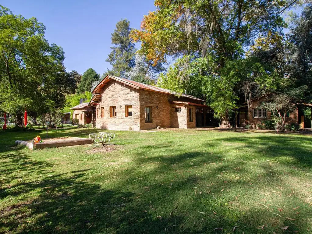 ESPECTACULAR CASA EN UNA PLANTA SOBRE IMPORTANTE LOTE DE 1900M2 EN BELEN DE ESCOBAR.