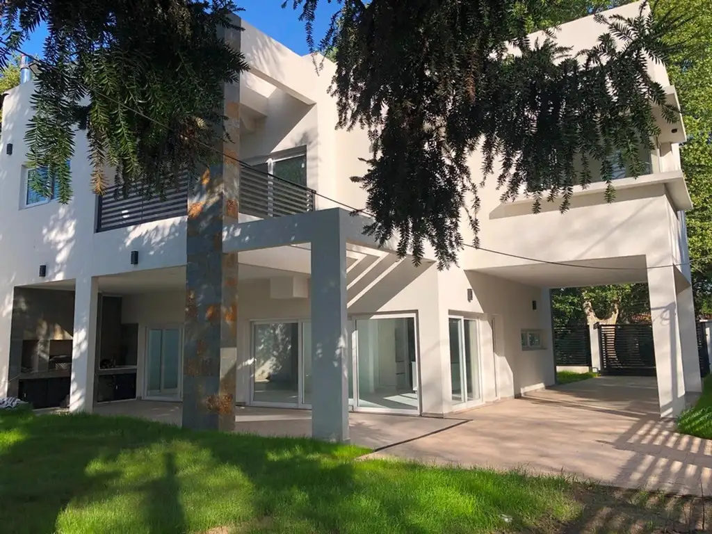 CASA EN VENTA :: PARQUE LELOIR :: A ESTRENAR