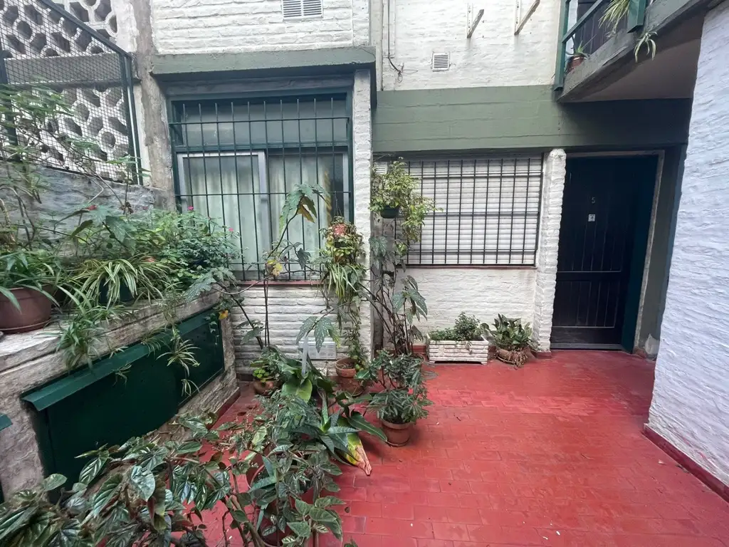 * DEPARTAMENTO 2 AMBIENTES EN PLANTA BAJA CON PATIO * EXCELENTE UBICACIÓN *