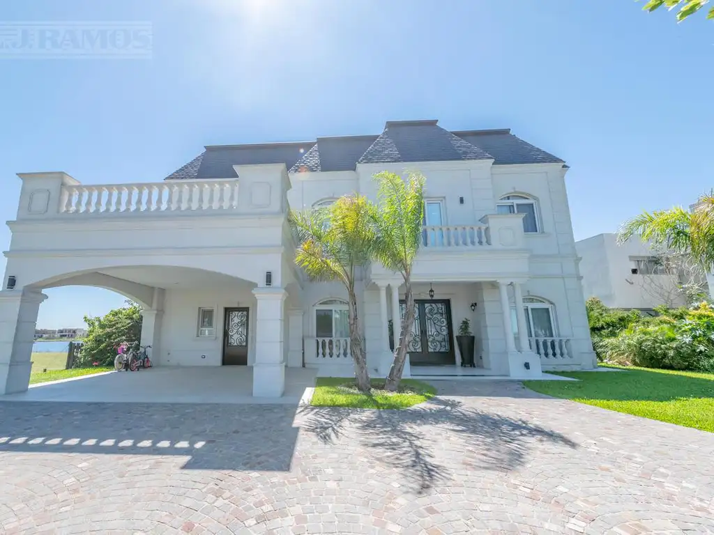 Hermosa casa estilo francés en Muelles, Puertos del Lago