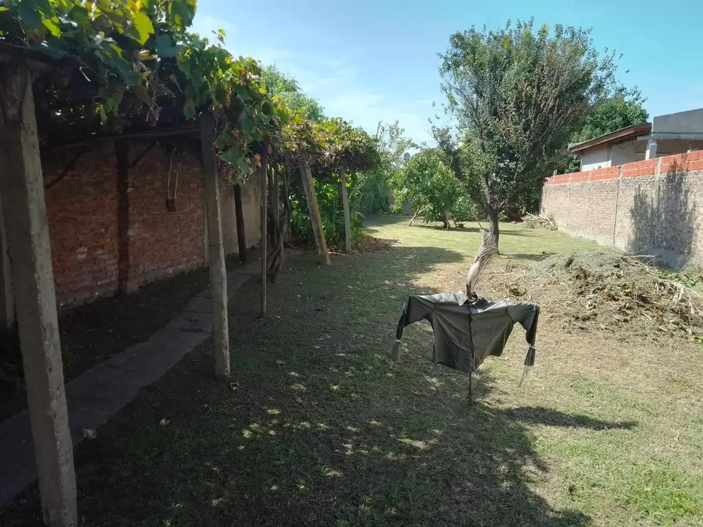 Casa sobre muy amplio lote