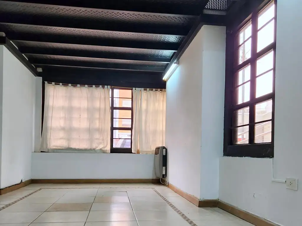 Palermo: Sólo para uso profesional. Loft planta baja c/ entrepiso. Cocina y baño. Piscina y Laundry.