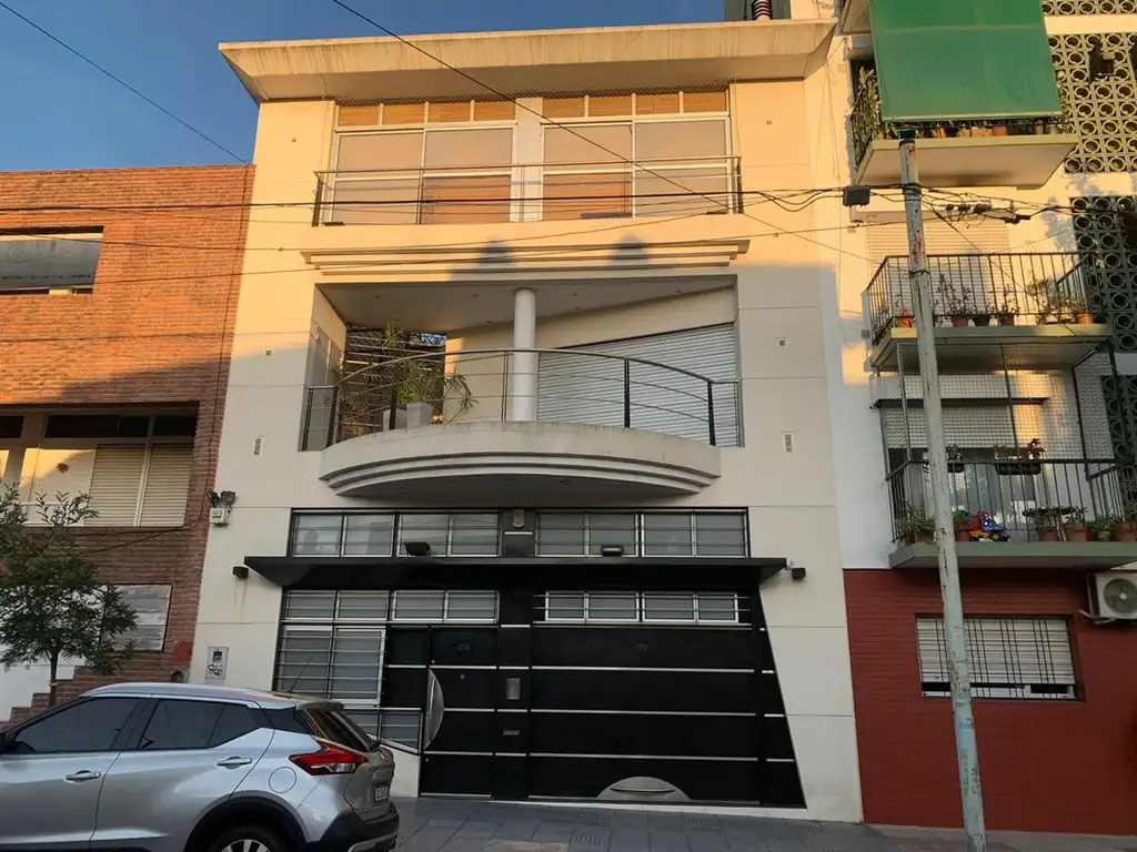 Excelente Casa 4 Ambientes c/ Cochera 306 m² Cubiertos - Parque Avellaneda