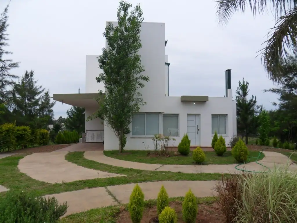 EXCEPCIONAL CASA EN BARRIO CERRADO