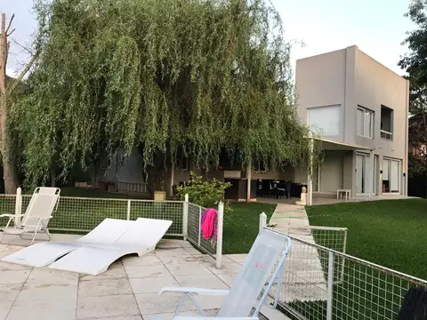 Casa en Venta - 3 dormitorios - USD 449.000