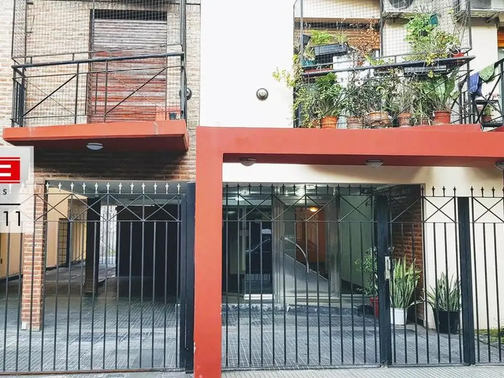 Monoambiente amplio y luminoso con cochera fija cubierta  - Boedo