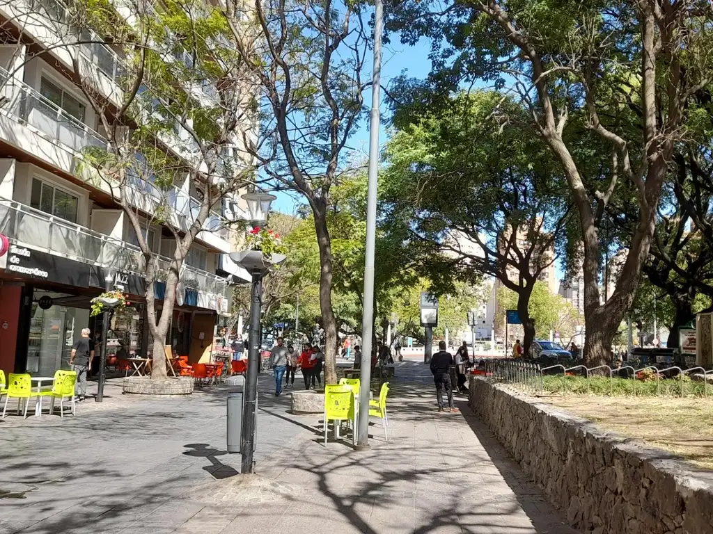 UN DORMITORIO CON BALCON FRENTE PLAZA ITALIA