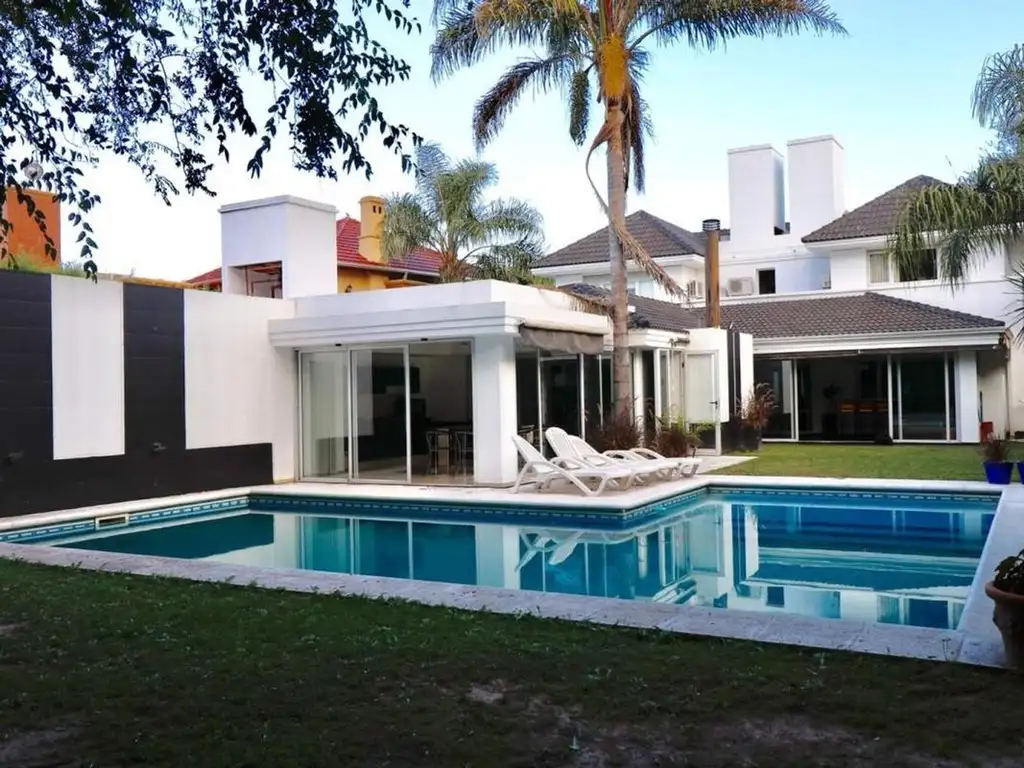 EN VENTA MODERNA CASA EN COUNTRY JOCKEY CLUB 4 DOR