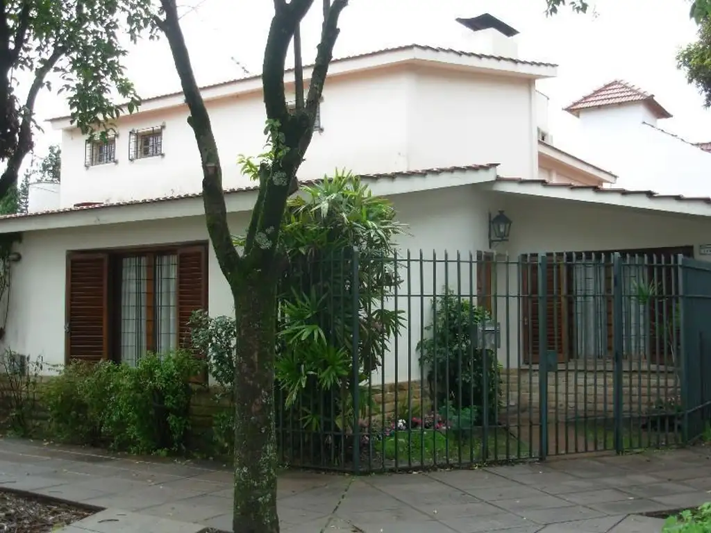 Casa muy amplia en excelente estado. Castelar Sur. APTO CREDITO