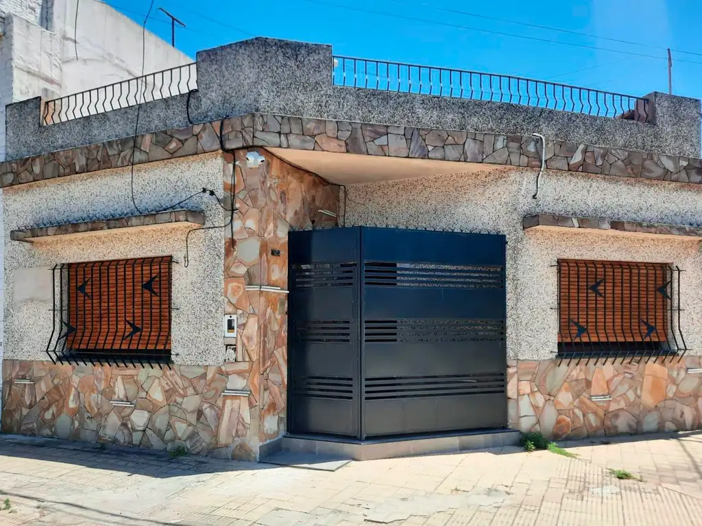 VENTA - Casa de 3 dormitorios con cochera, quincho y parrillero. Ludueña, Rosario.