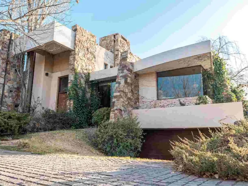 Lujosa casa en venta Chacras de Coria, Lujan, Mza