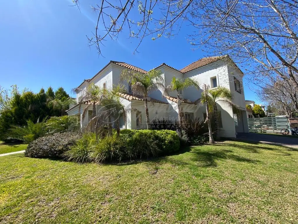 Casa en esquina: Venta. La Reserva Cardales  CAVA parquizada Palmeras 3 p