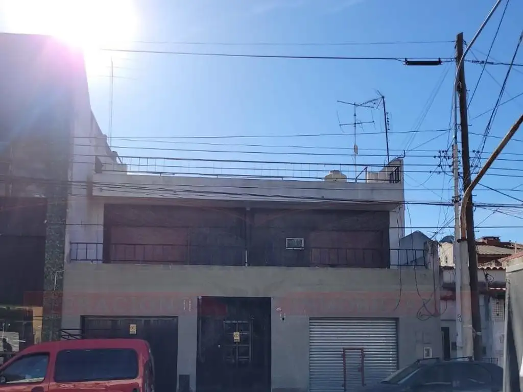 GRAN CASA DE 8 AMBIENTES EN VENTA EN CASEROS