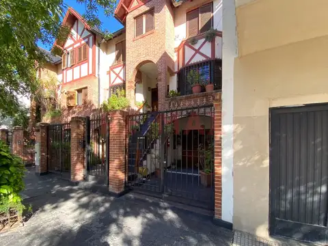 venta duplex 4 amb,doble cochera, parrilla, Jardín