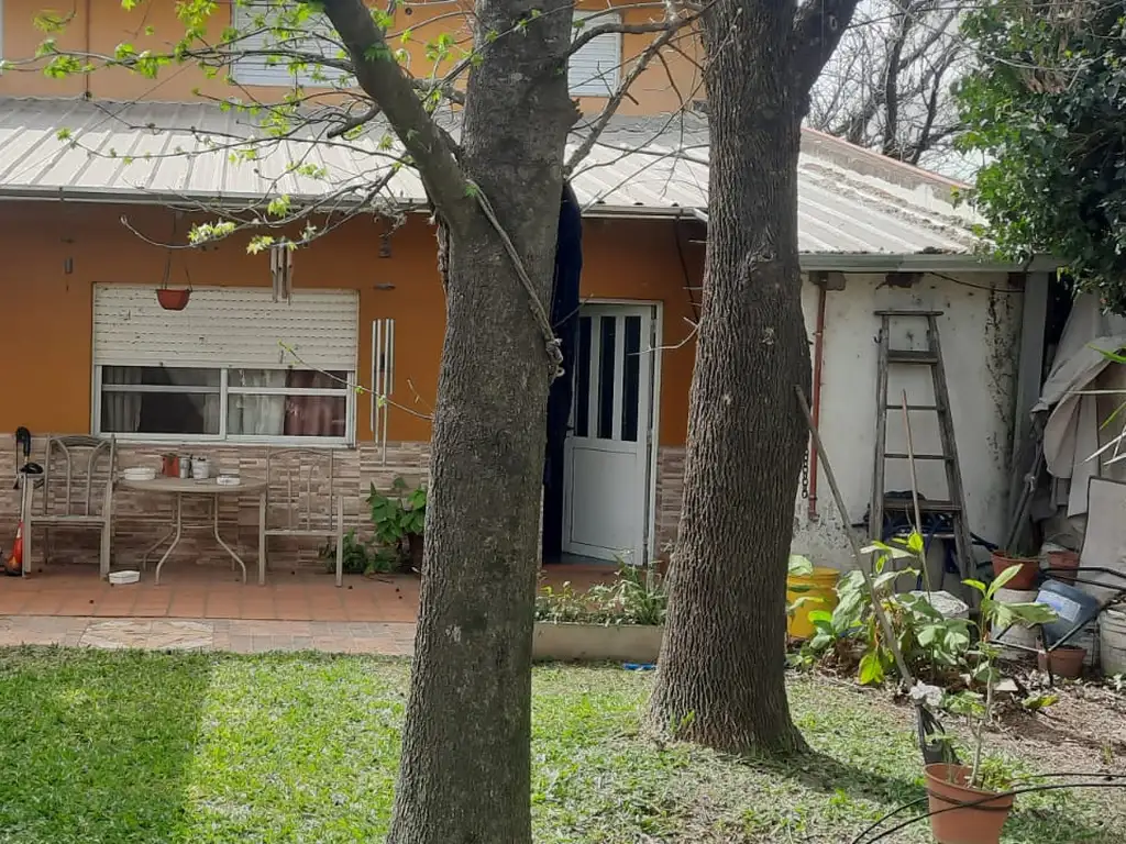 PROPIEDAD CONSTITUÍDA EN DOS PLANTAS, EN BARRIO LOS JAZMINES, IBARLUCEA.