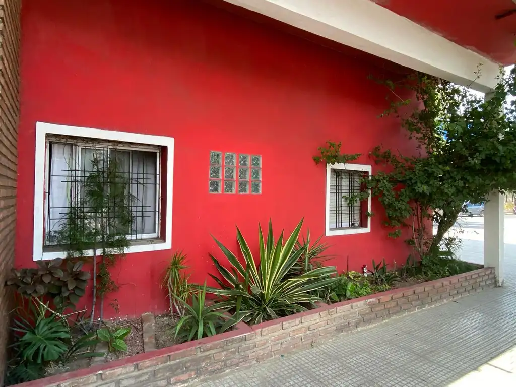 Venta Casa ideal 2 Familias PB 3 Amb +Piso 4 Amb saliida a dos calles