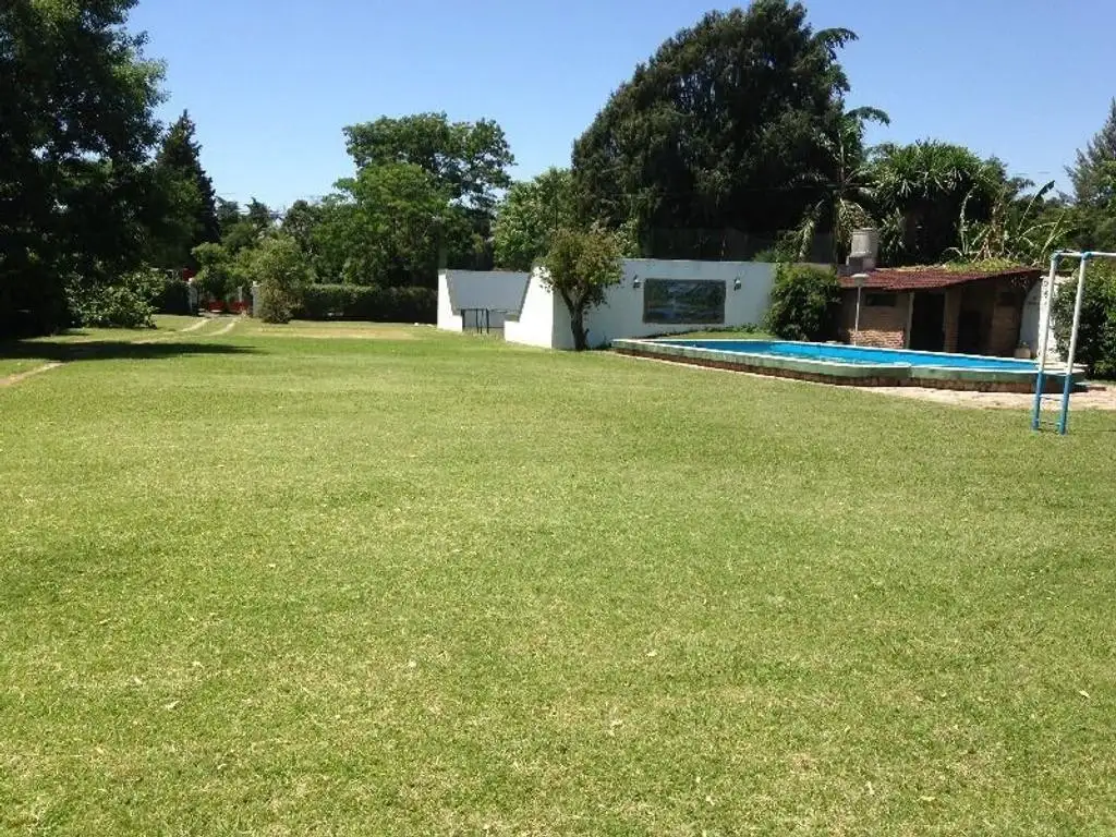 Casaquinta con piscina, cancha de paddle y gran parque con arcos de fútbol con red