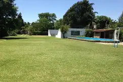 Casaquinta con piscina, cancha de paddle y gran parque con arcos de fútbol con red