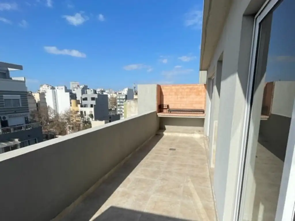 Atipico 3 Ambientes con Baño y Toilette Balcon y Terraza de 24 m Propia!