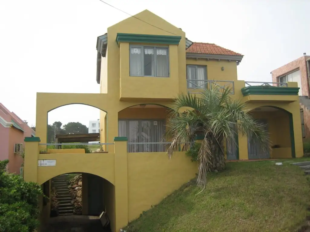 VENTA CASA 4 DORM SOBRE R-10 EN MONTOYA FRENTE A LA PLAYA