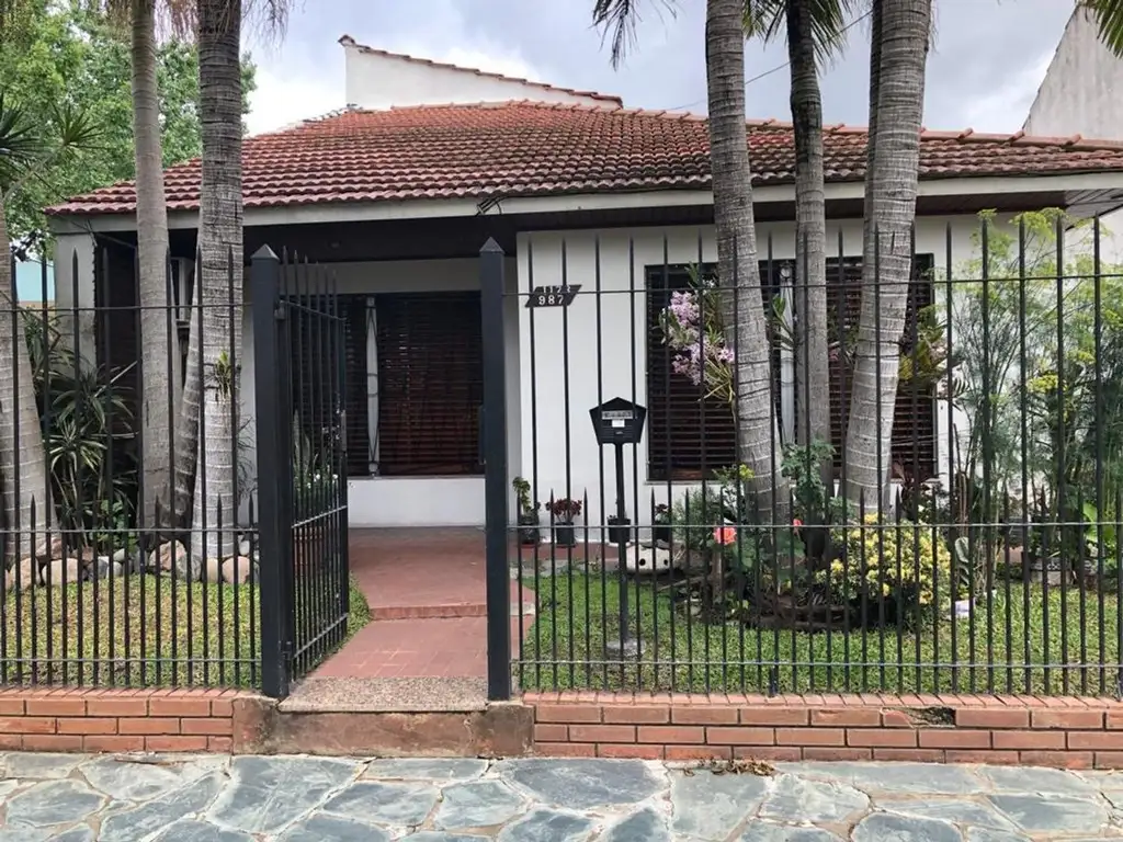 CASA EN VENTA EN LUIS GUILLON - 6 AMBIENTES